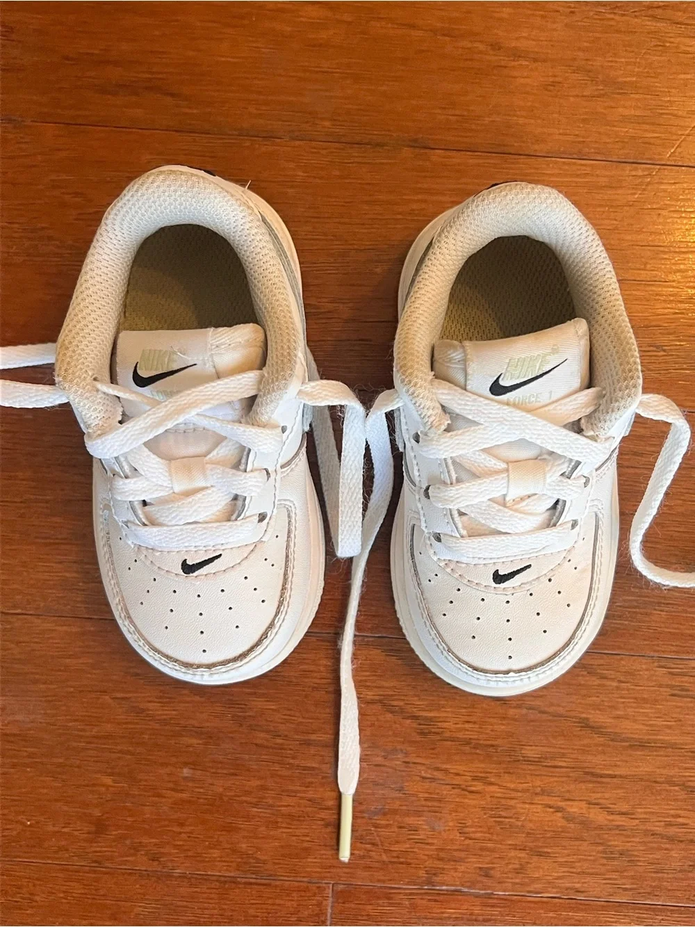 Nike - Children’s White Low-Top Air Force 1 light green detail
